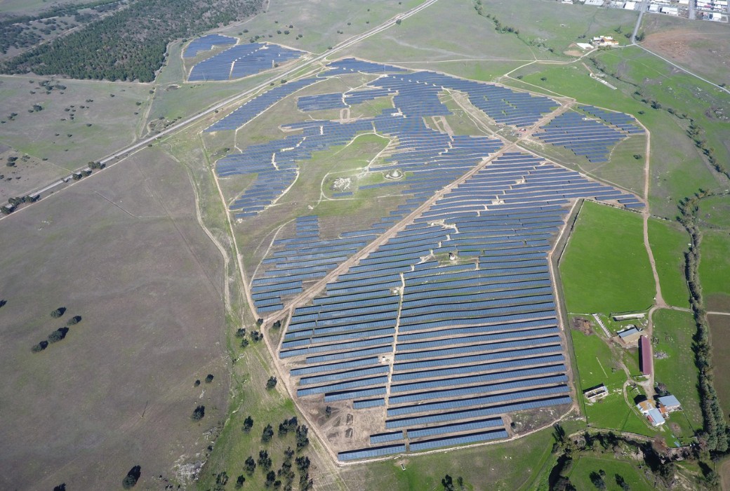 Weitläufige Solaranlage aus der Vogelperspektive Weitläufige Solaranlage aus der Vogelperspektive