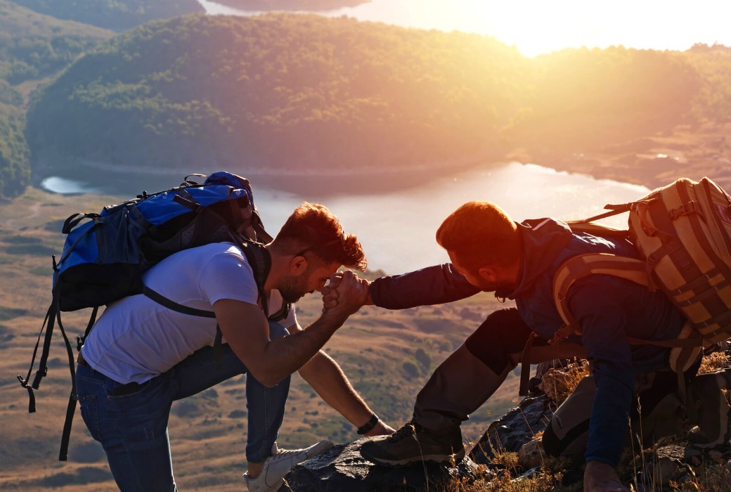 Zwei Bergsteiger bei Sonnenuntergang