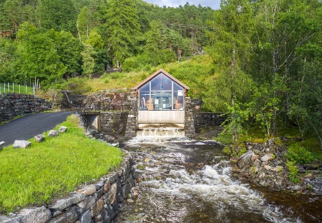 Wasserkraftwerk in natürlicher, norwegischer Landschaft