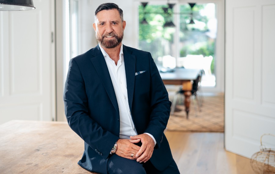 Bild von Uwe Mahrt sitzend auf einem Esstisch, CEO Pangaea Life