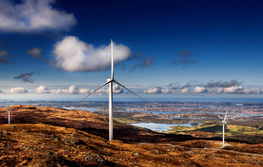 Windpark in norwegischer Fjordlandschaft